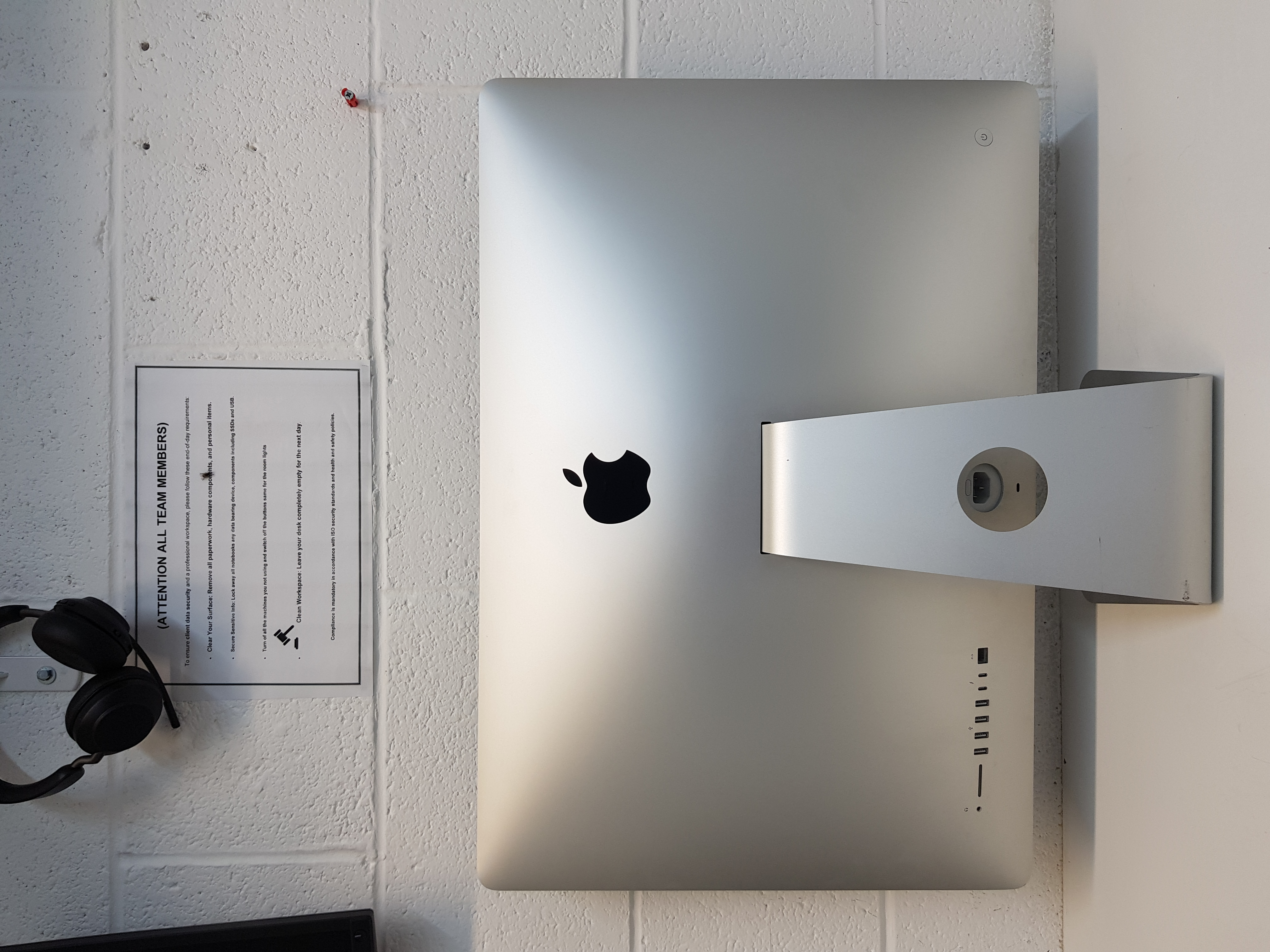 Apple iMac, intel core i5 processor, 16GB RAM, 512GB SSD, 5K Display, 8GB graphics — additional photo