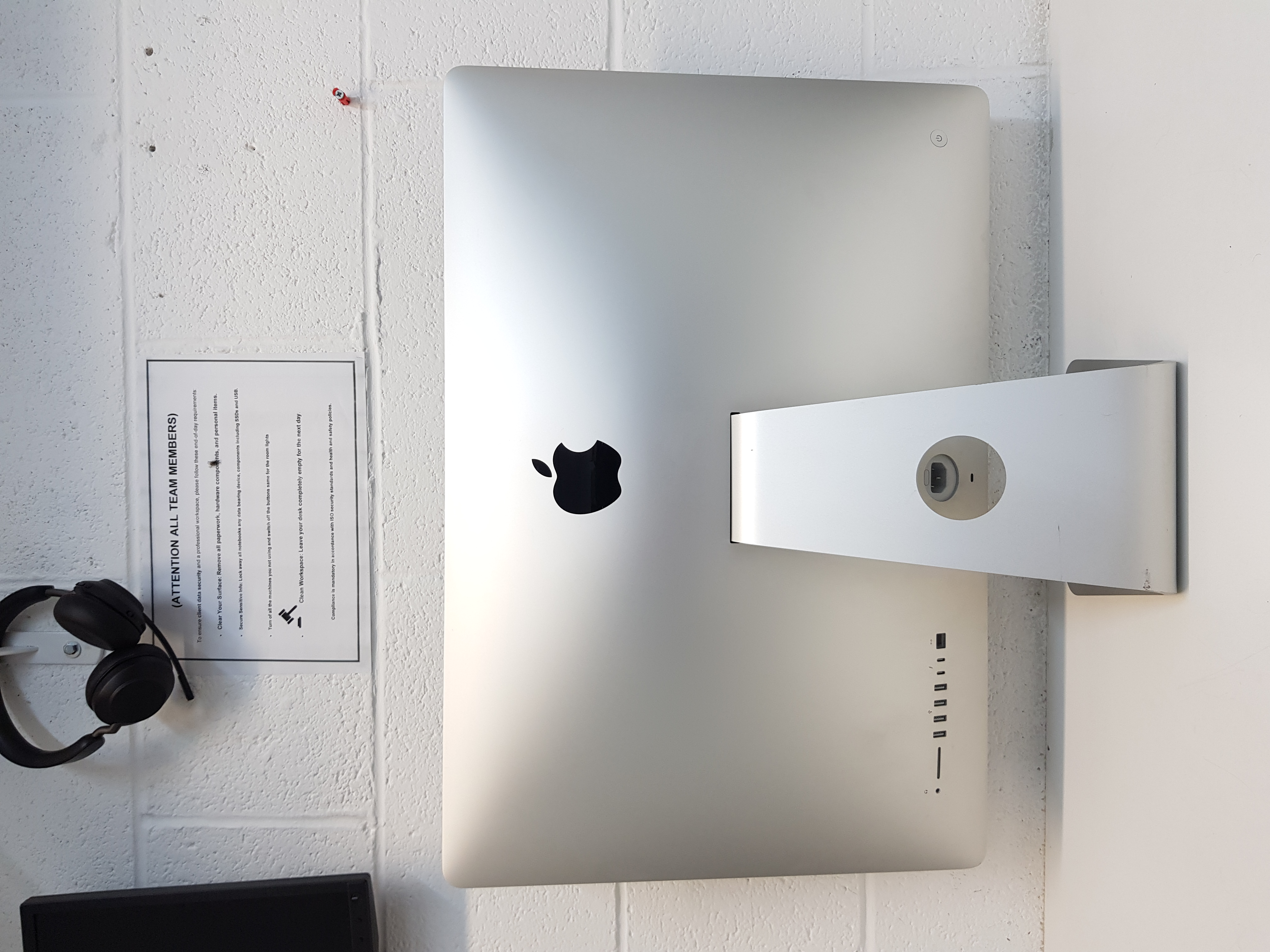 Apple iMac, intel core i5 processor, 16GB RAM, 512GB SSD, 5K Display, 8GB graphics — additional photo