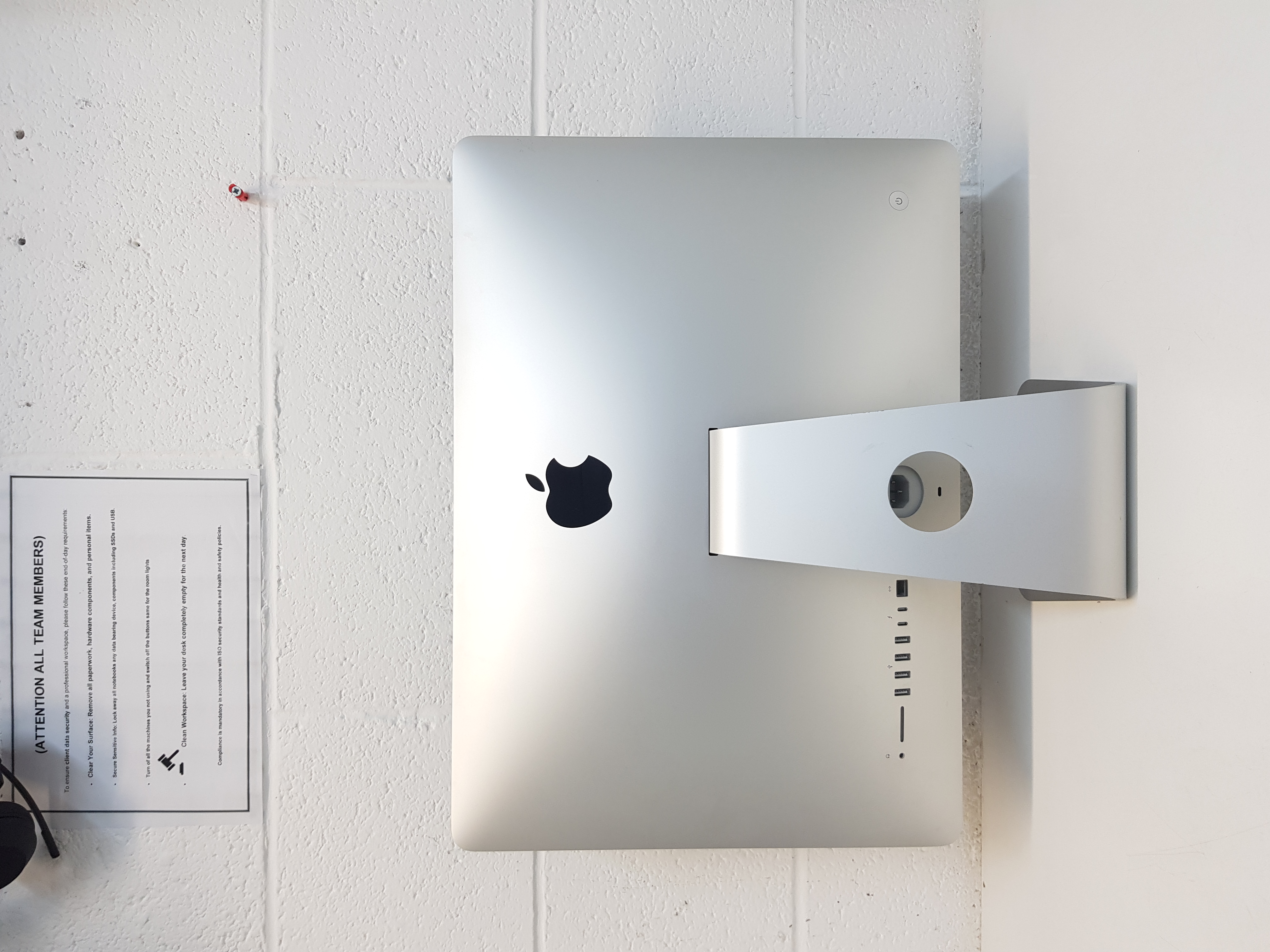 Apple iMac, intel core i5 processor, 8GB RAM, 300GB SSD, intel iris Plus Graphics 1.5GB — additional photo