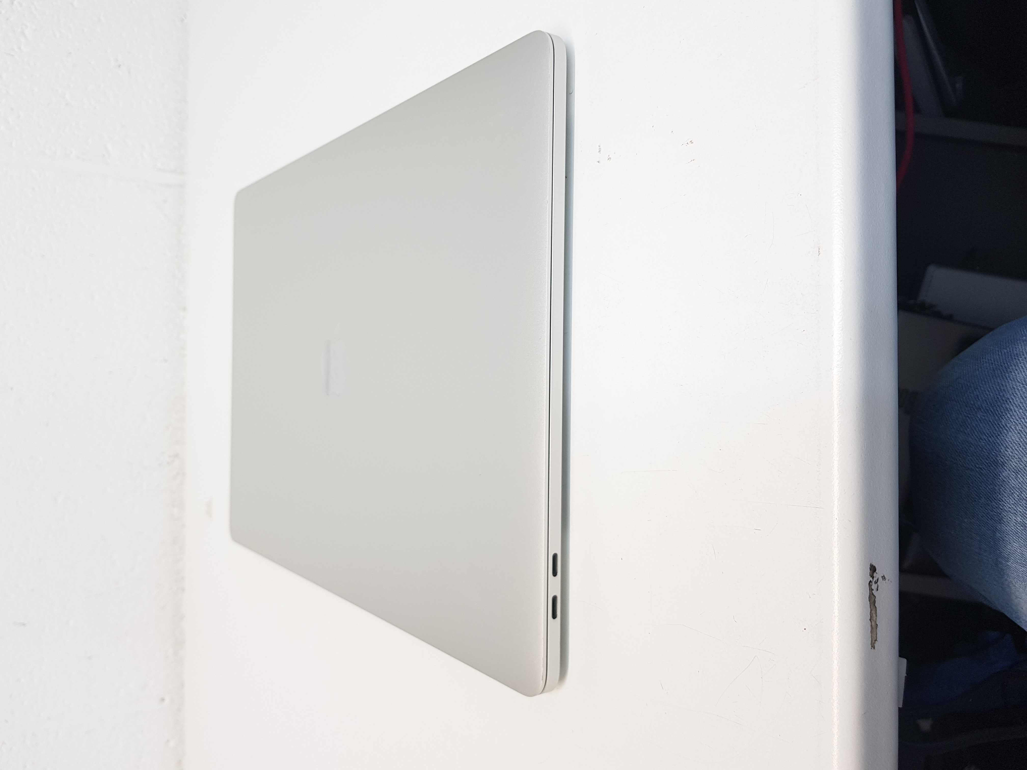Apple MacBook Pro Laptop, intel core i9 processor, 32GB RAM, 500GB SSD, intel Ultra HD Graphics 1.5GB, macOS Sequoia — additional photo