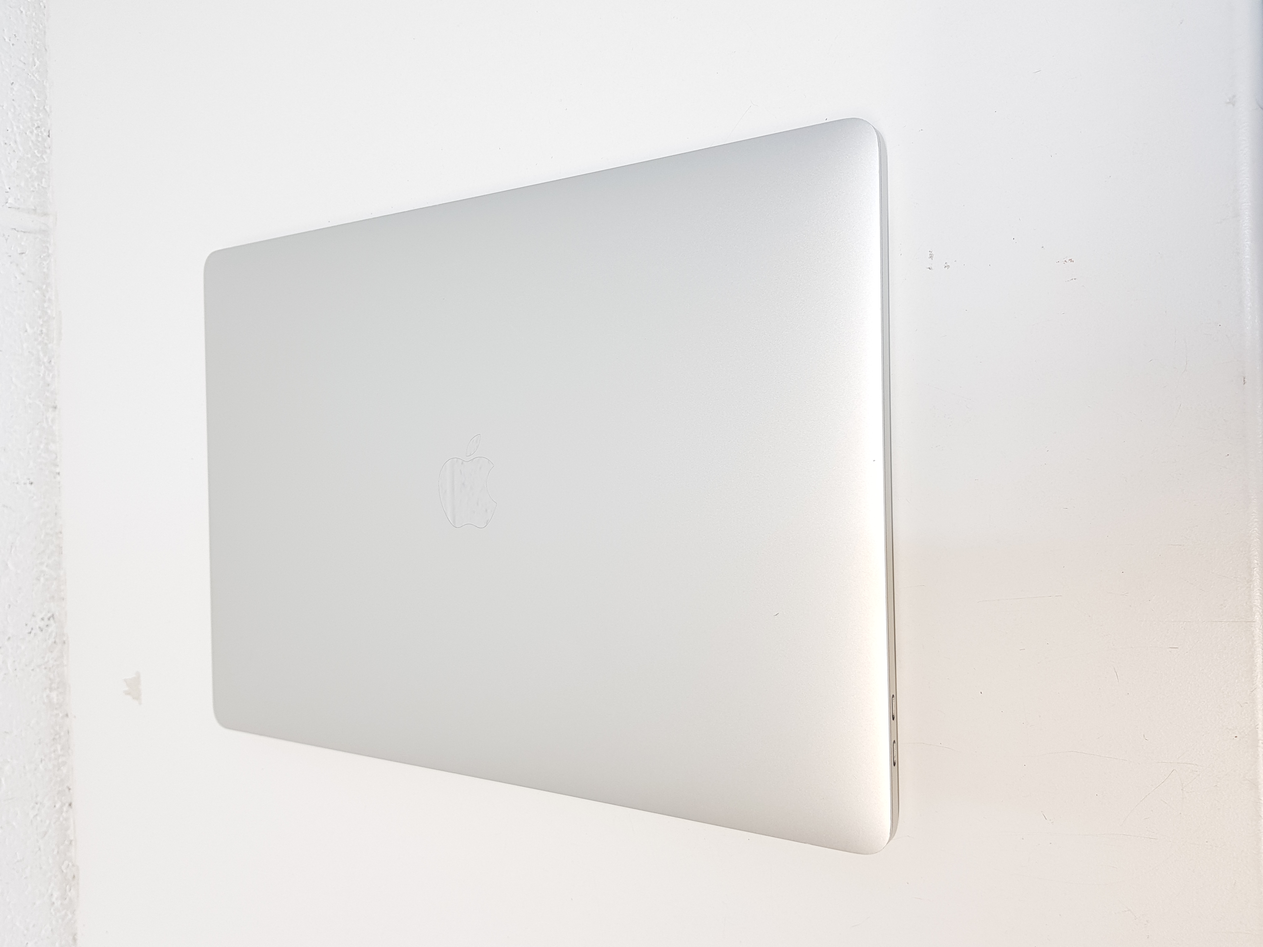 Apple MacBook Pro Laptop, intel core i9 processor, 32GB RAM, 500GB SSD, intel Ultra HD Graphics 1.5GB, macOS Sequoia — additional photo