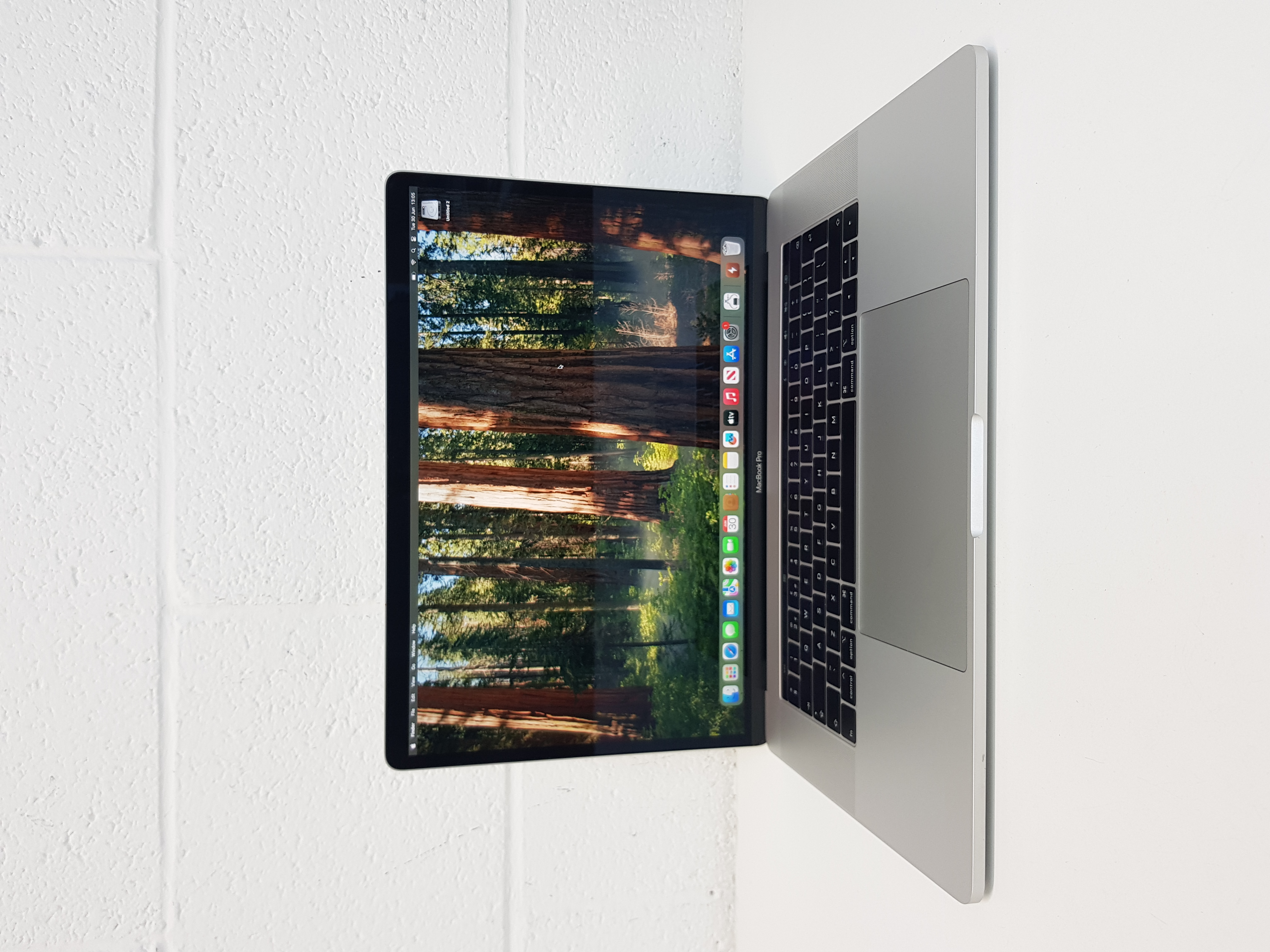 Apple MacBook Pro Laptop, intel core i9 processor, 32GB RAM, 500GB SSD, intel Ultra HD Graphics 1.5GB, macOS Sequoia — additional photo