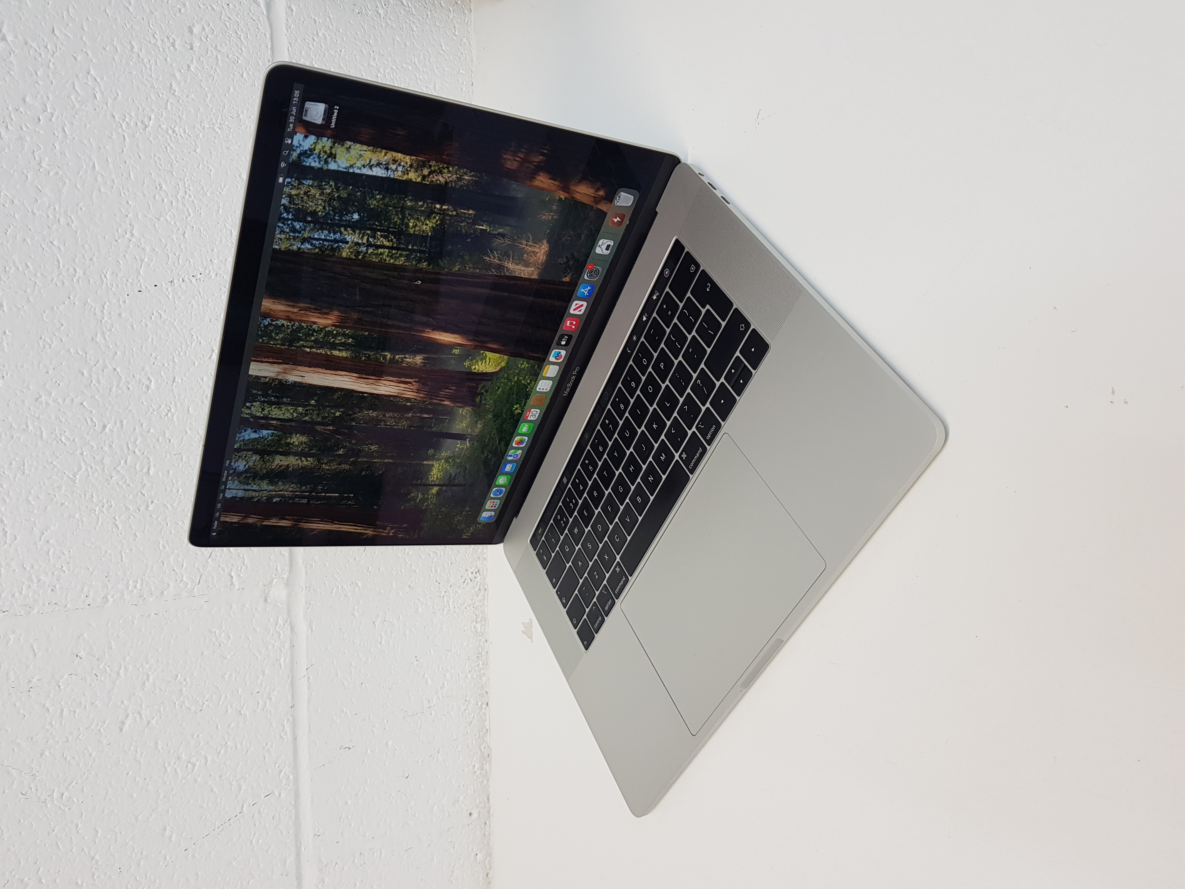 Apple MacBook Pro Laptop, intel core i9 processor, 32GB RAM, 500GB SSD, intel Ultra HD Graphics 1.5GB, macOS Sequoia — additional photo