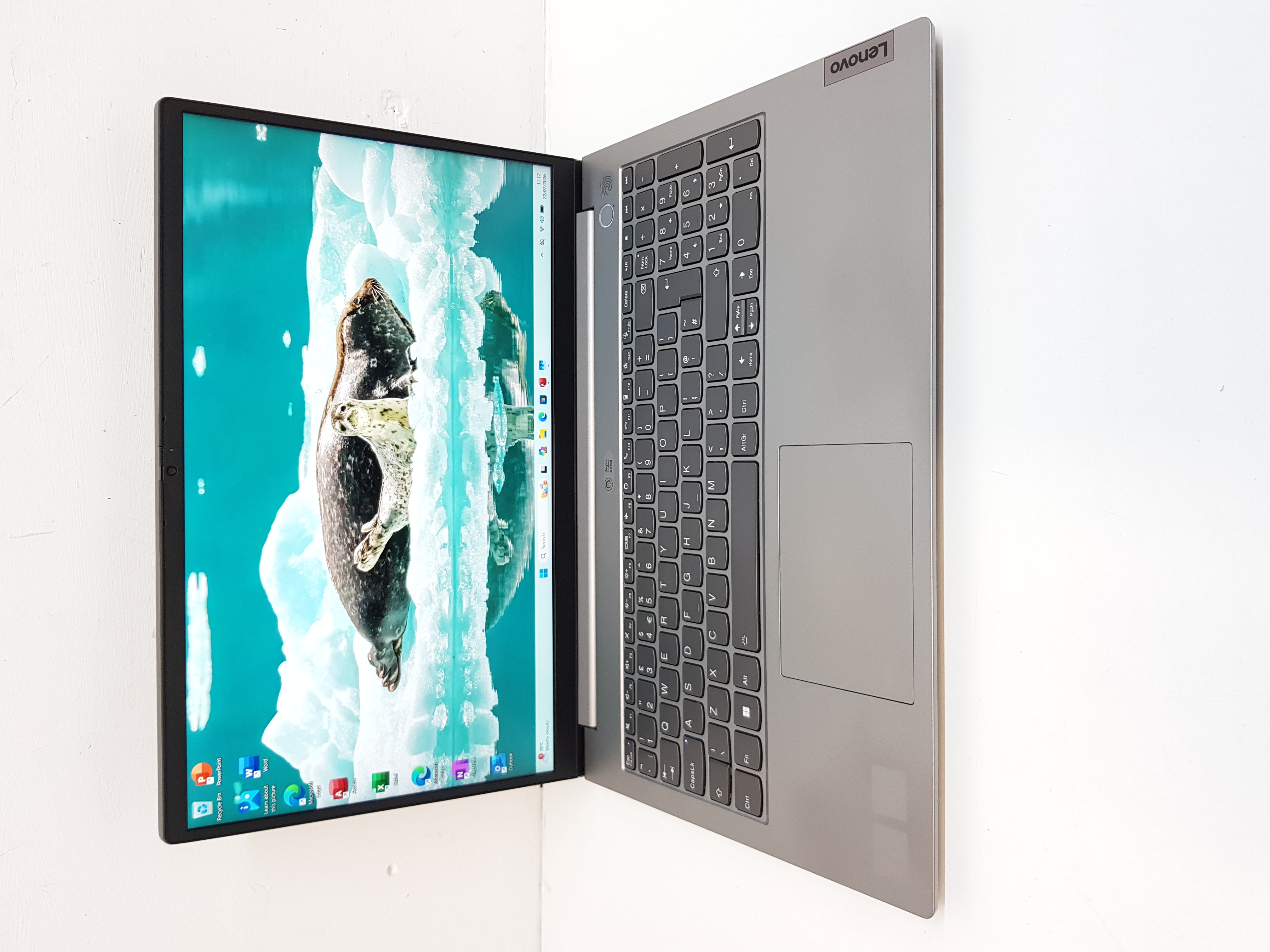 Fast Lenovo Gaming laptop, 6-cores AMD Ryzen 5, 16GB RAM, 512GB SSD, 2GB AMD Radeon Graphics